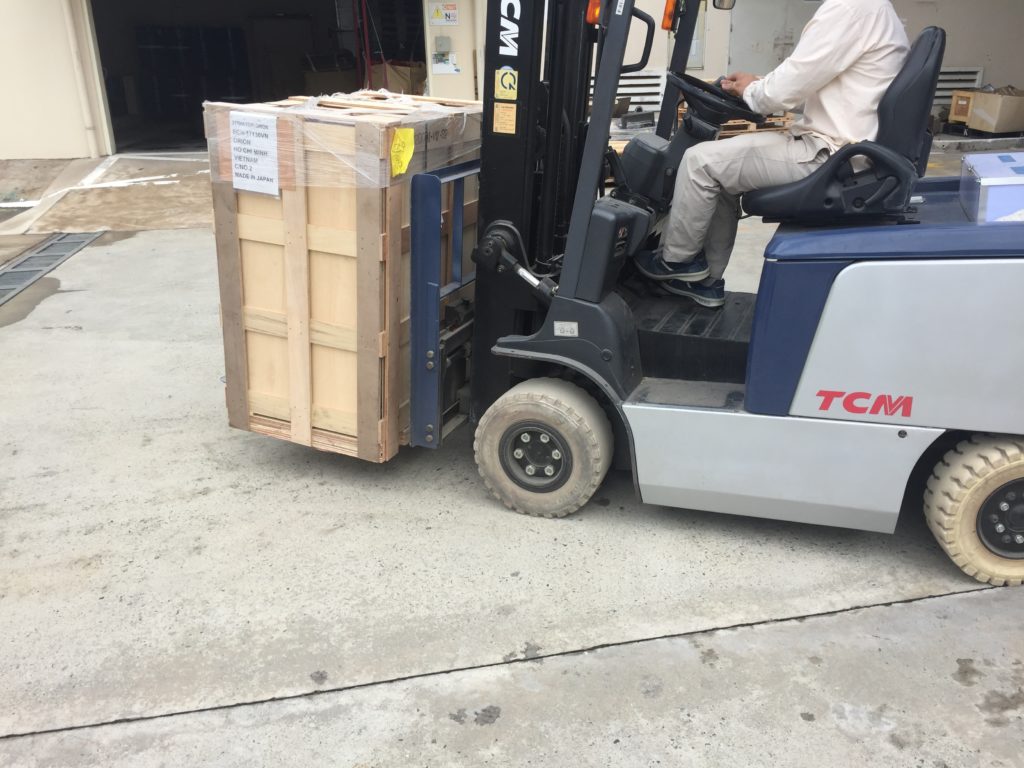 đưa chiller vào vị trí